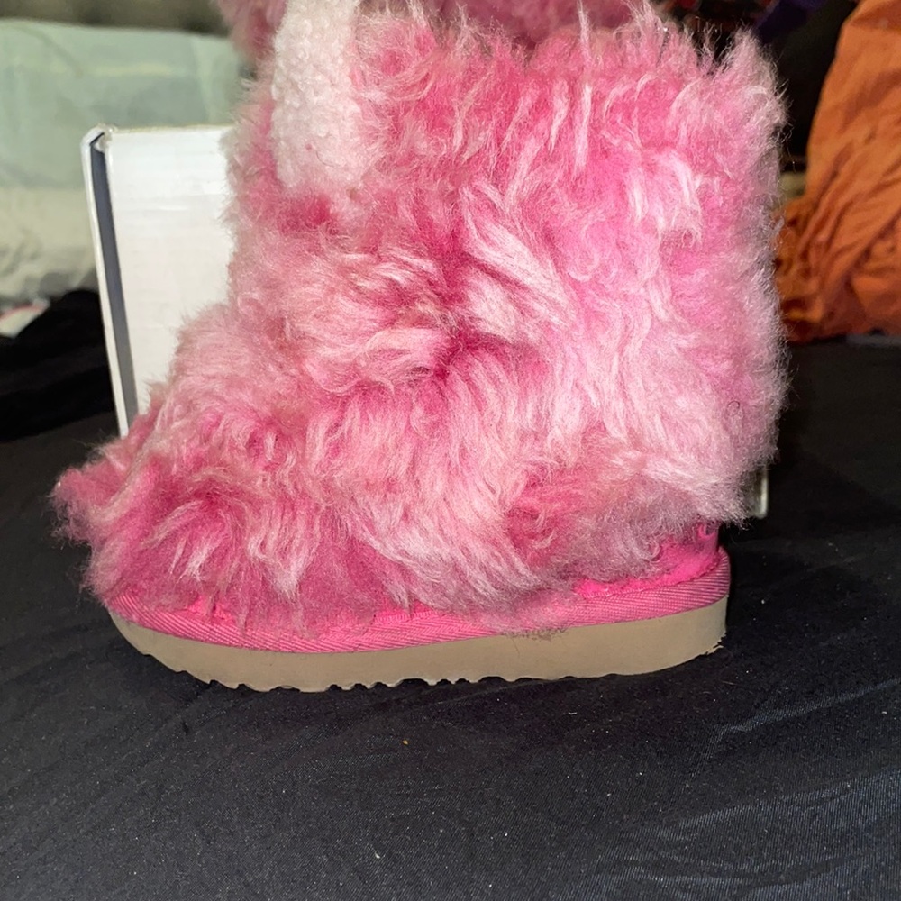 TODDLER UGG WITH EARS SIZE 7 HOT PINK